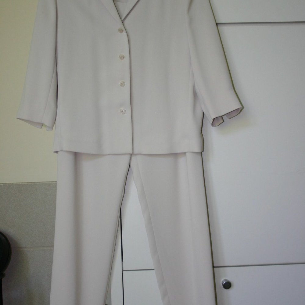 YANSI FUGEL Pant Suit Size M Jacket 8 Pant Cream Color NEVER WORN Pristine